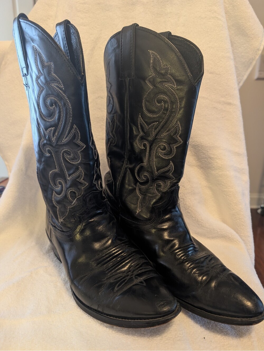 Justin Black Leather Cowboy Boots with Embroidered Design - 9 1/2E